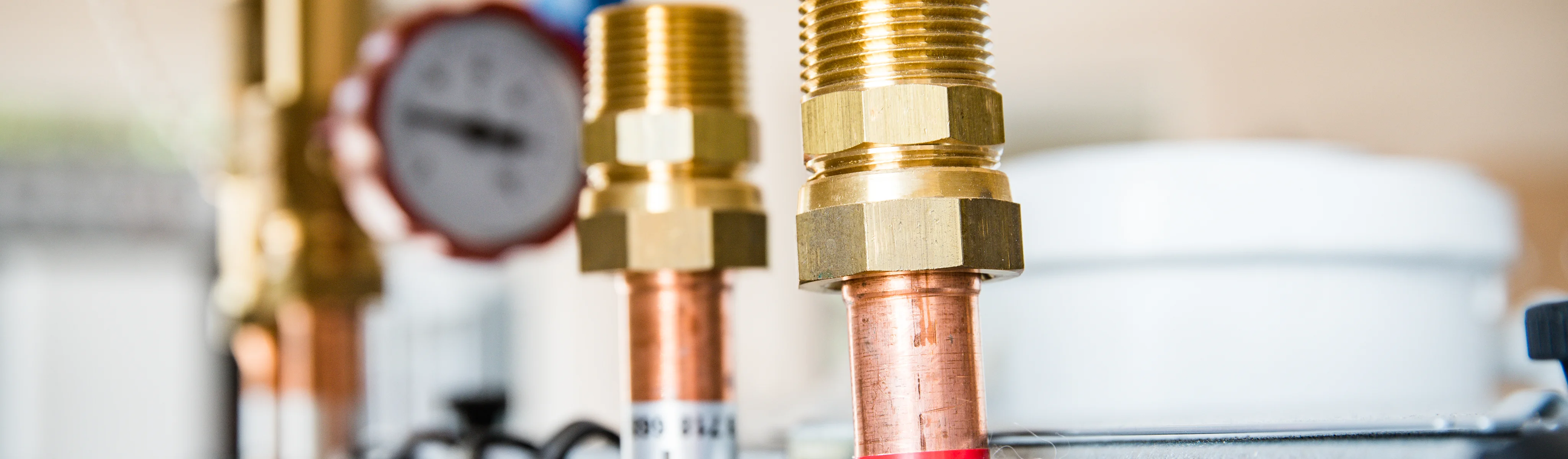 Eine neue Installation mit Rohren aus der Nähe betrachtet