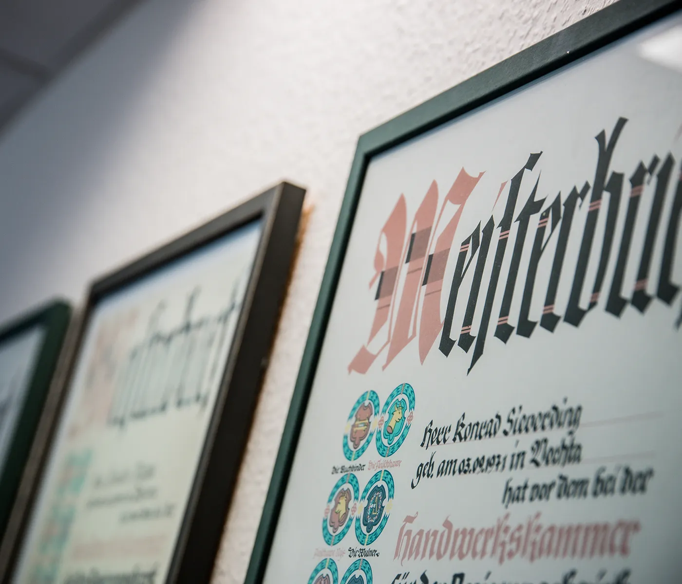 Detailansicht eines eingerahmten Meisterbriefs