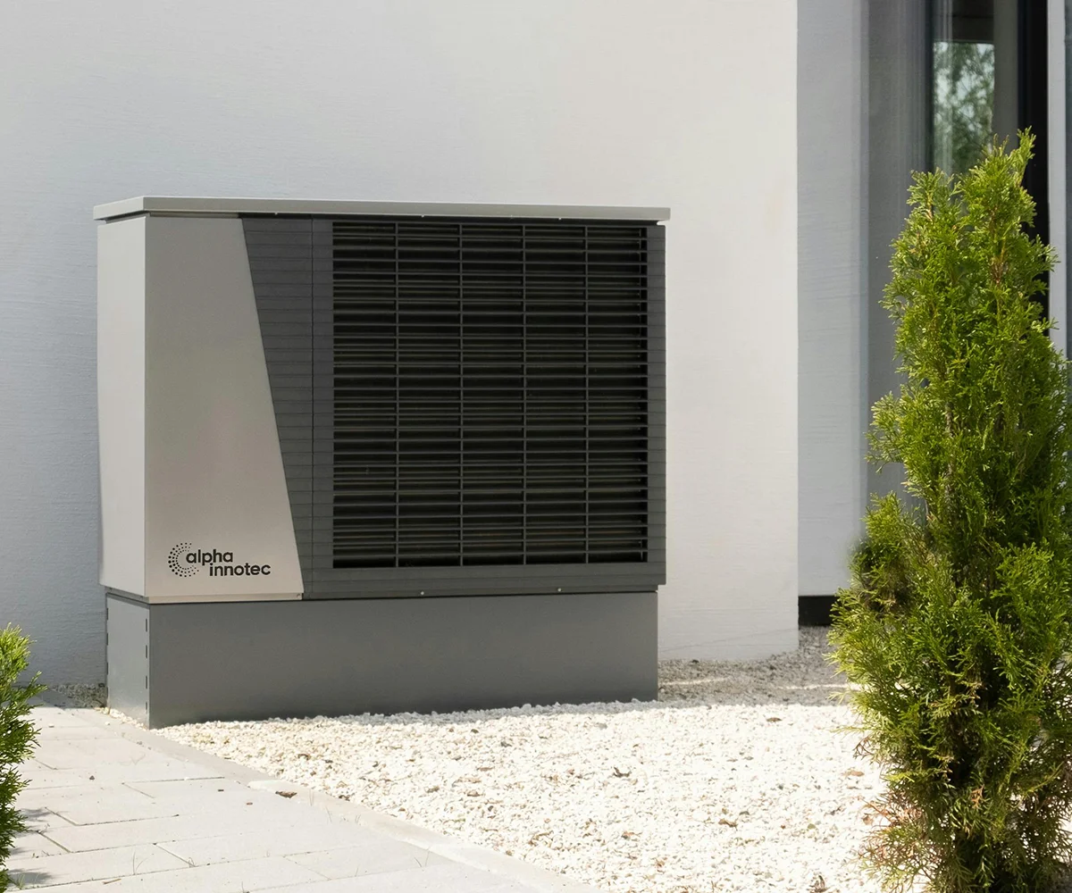 Eine Wärmepumpen vor einem modernen Haus